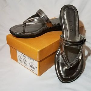 Unisa 8.5M flip flop sandals shoes